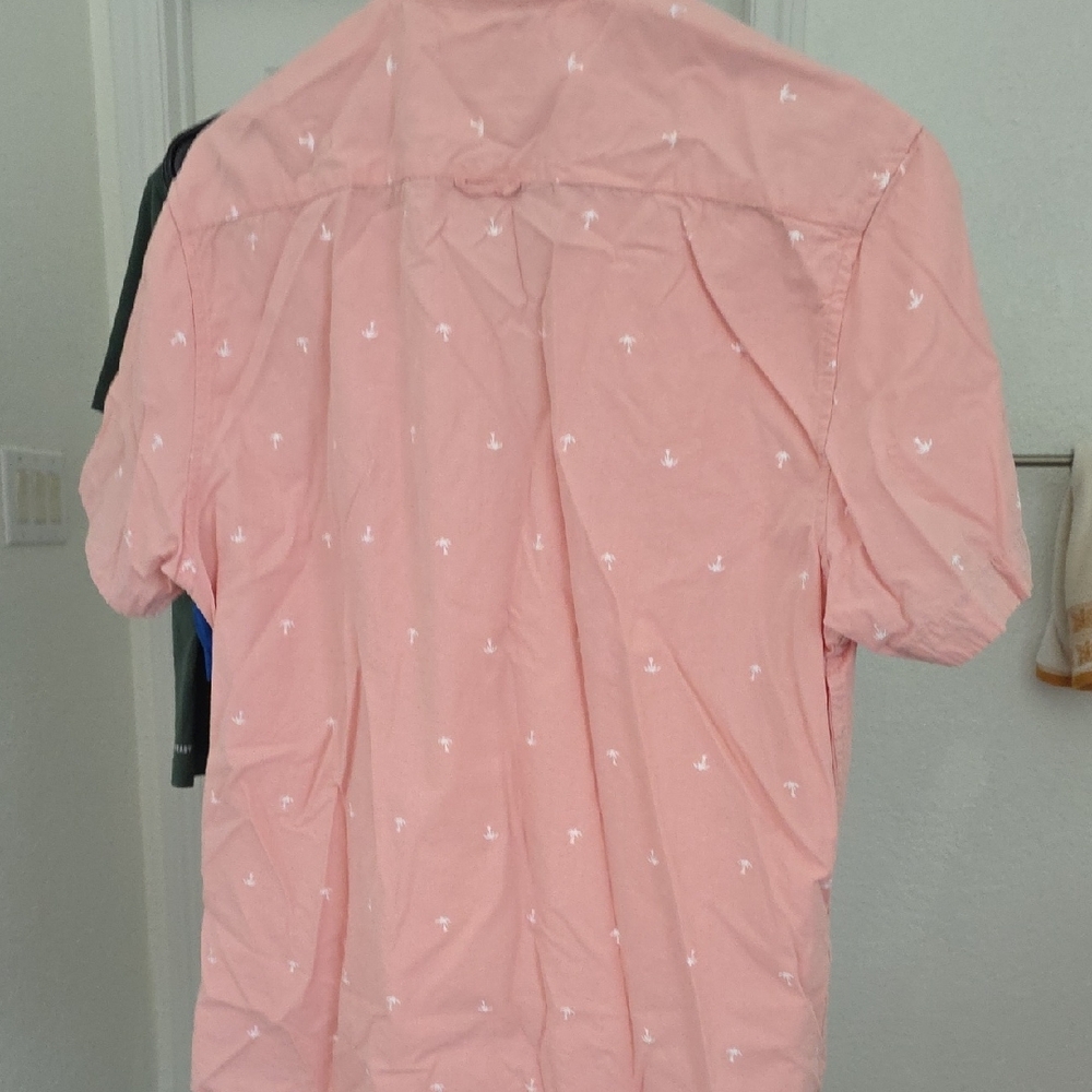 Short-Sleeve Button-Down Shirt in Coral Pink with Palm Embroidery - Picture 3 of 3